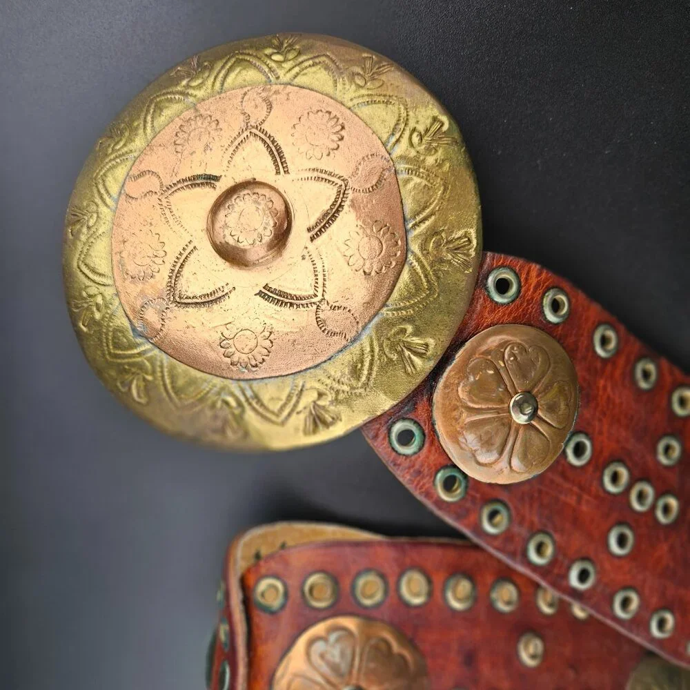 Vintage 2.5" Wide Leather Belt Copper Brass Flower Concho - Picture 3 of 9